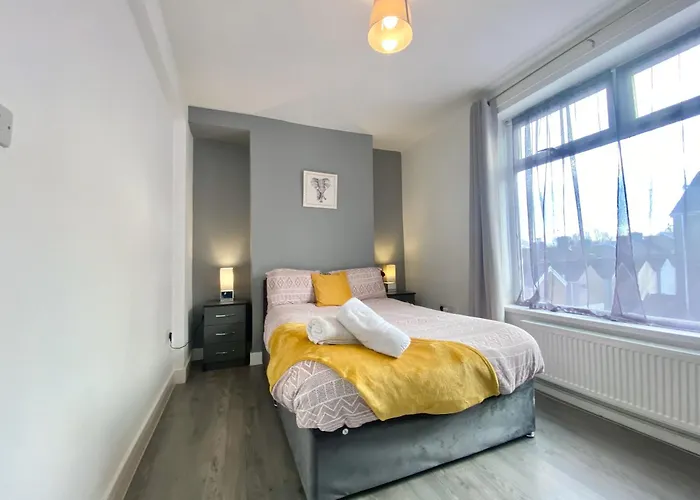 Emerald Living, 4 Bedrooms In The Heart Of Swansea!