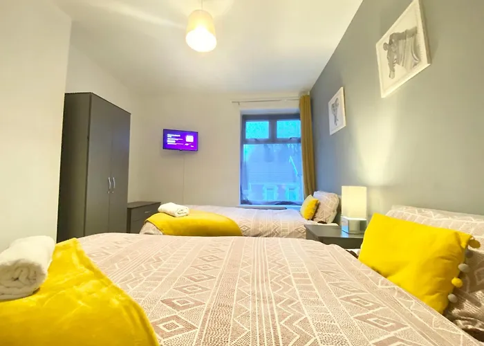Emerald Living, 4 Bedrooms In The Heart Of Swansea!