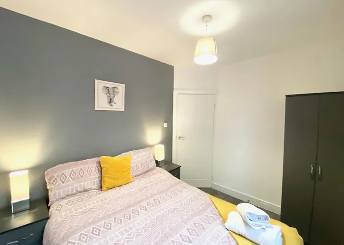 Emerald Living, 4 Bedrooms In The Heart Of Swansea!